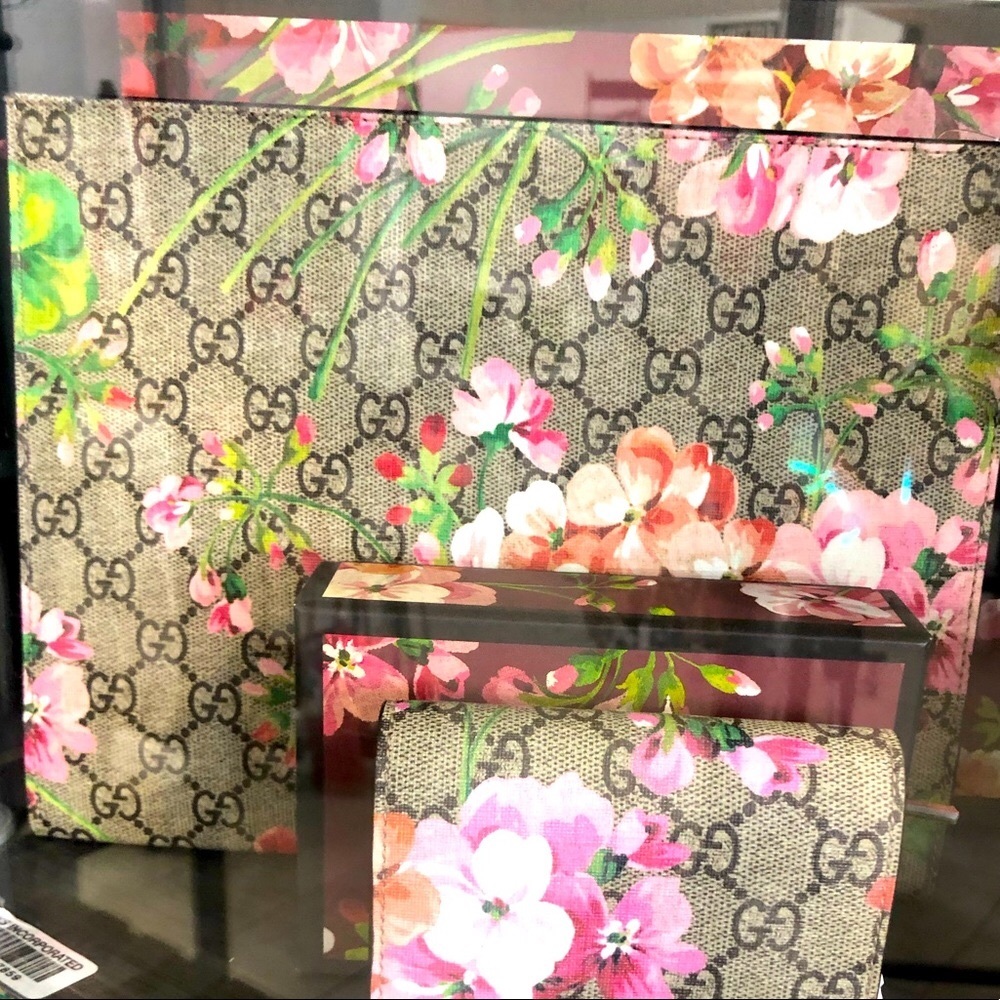 SOLD ❌ Gucci floral clutch and wallet